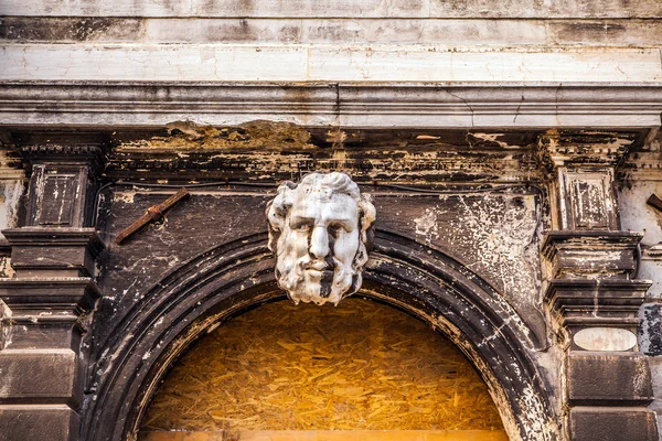 VENICE, ITÁLIA - 19 de agosto de 2016: Estátuas de Veneza famosas e esculturas na cidade histórica do norte da Itália em 19 de agosto de 2016 em Veneza, Itália . — Fotografia de Stock