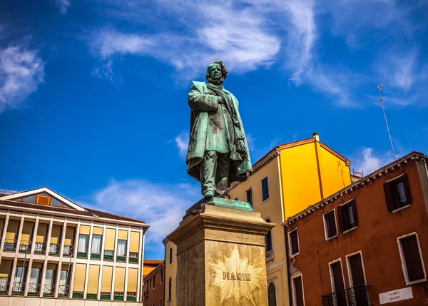 VENECIA, ITALIA - 19 DE AGOSTO DE 2016: Famosas estatuas y esculturas de Venecia en la histórica ciudad del norte de Italia el 19 de agosto de 2016 en Venecia, Italia . — Foto de Stock