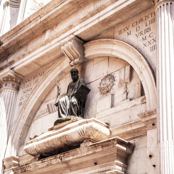 VENEZIA, ITALIA - 19 AGOSTO 2016: Statue & Sculture di Venezia nella storica città del Nord Italia il 19 agosto 2016 a Venezia . — Foto Stock