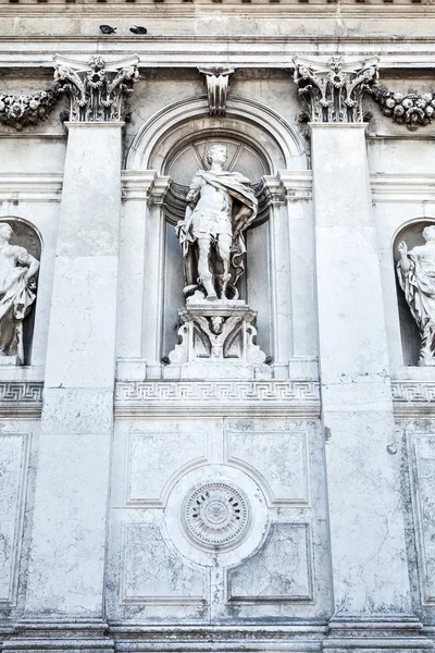 VENICE, ITÁLIA - 19 de agosto de 2016: Estátuas de Veneza famosas e esculturas na cidade histórica do norte da Itália em 19 de agosto de 2016 em Veneza, Itália . — Fotografia de Stock