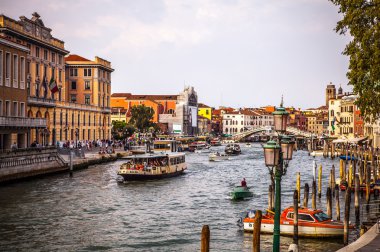 Venice, İtalya - 17 Ağustos 2016: Görünüm üzerinde 17 Ağustos 2016 Venedik, İtalya Grand Canal'da cityscape.