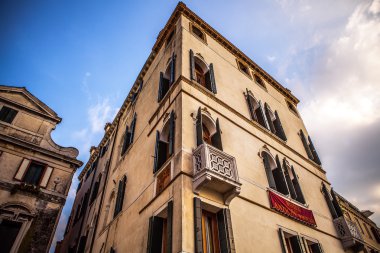 Venice, İtalya - 17 Ağustos 2016: Ünlü mimari anıtları ve renkli cephe eski ortaçağ binaları yakın çekim 17 Ağustos 2016 Venedik, İtalya.