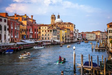 Venice, İtalya - 17 Ağustos 2016: Görünüm üzerinde 17 Ağustos 2016 Venedik, İtalya Grand Canal'da cityscape.