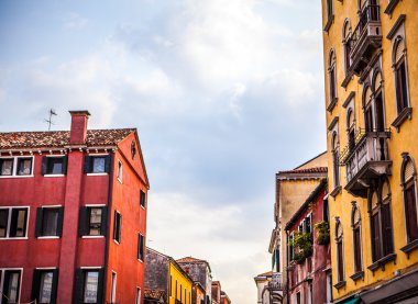 Venice, İtalya - 17 Ağustos 2016: Ünlü mimari anıtları ve renkli cephe eski ortaçağ binaları yakın çekim 17 Ağustos 2016 Venedik, İtalya.