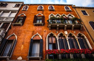 Venice, İtalya - 17 Ağustos 2016: Ünlü mimari anıtları ve renkli cephe eski ortaçağ binaları yakın çekim 17 Ağustos 2016 Venedik, İtalya.