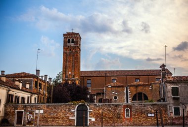Venice, İtalya - 17 Ağustos 2016: Ünlü mimari anıtları ve renkli cephe eski ortaçağ binaları yakın çekim 17 Ağustos 2016 Venedik, İtalya.