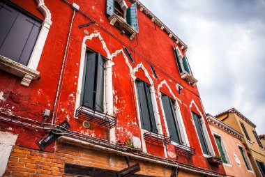 Venice, İtalya - 17 Ağustos 2016: Ünlü mimari anıtları ve renkli cephe eski ortaçağ binaları yakın çekim 17 Ağustos 2016 Venedik, İtalya.