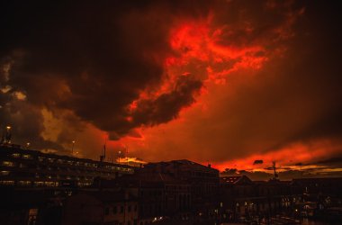 Venice, İtalya - 19 Ağustos 2016: Venedik, İtalya için 19 Ağustos 2016 ülkede meydana gelen depremler önce günde dramatik fırtına bulutları karşı eski ortaçağ binaları renkli cephe.