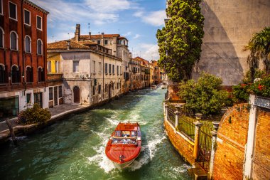 Venice, İtalya - 17 Ağustos 2016: Retro kahverengi taksi teknede su üzerinde 17 Ağustos 2016 Venedik Venedik, İtalya.