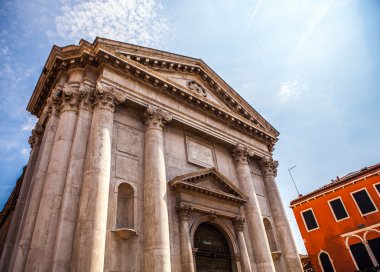 Venice, İtalya - 17 Ağustos 2016: Ünlü mimari anıtları ve renkli cephe eski ortaçağ binaları yakın çekim 17 Ağustos 2016 Venedik, İtalya.