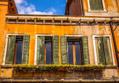 Venice, İtalya - 17 Ağustos 2016: Ünlü mimari anıtları ve renkli cephe eski ortaçağ binaları yakın çekim 17 Ağustos 2016 Venedik, İtalya.
