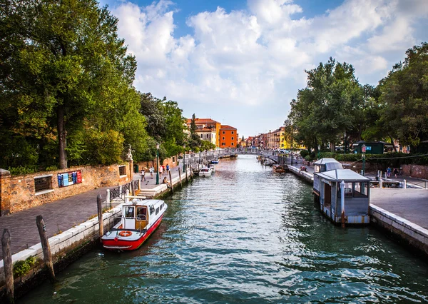 VENISE, ITALIE - 17 AOÛT 2016 : Vue sur le paysage urbain du Grand Canal le 17 août 2016 à Venise, Italie . — Photo