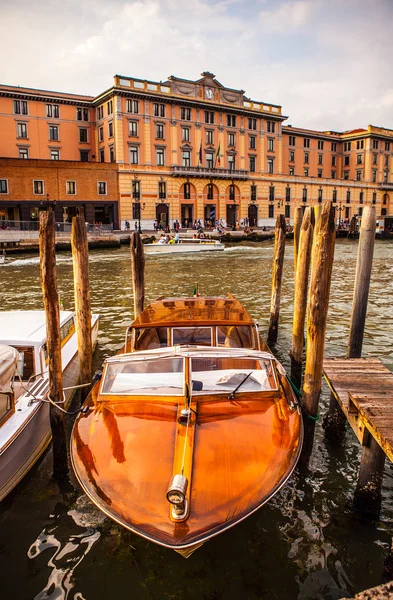 VENISE, ITALIE - 17 AOÛT 2016 : Bateau de taxi brun rétro sur l'eau à Venise le 17 août 2016 à Venise, Italie . — Photo