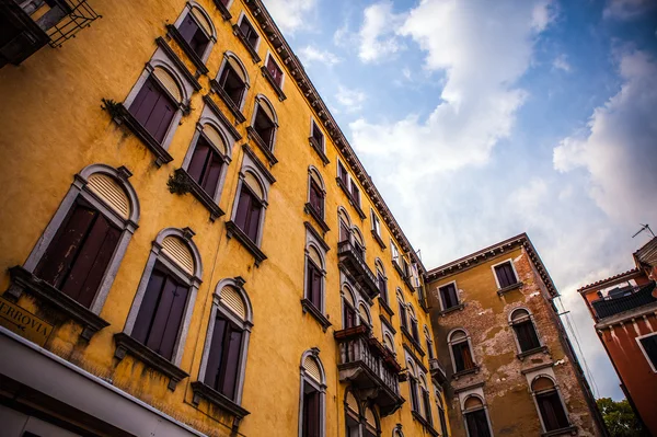 VENECIA, ITALIA - 17 DE AGOSTO DE 2016: Famosos monumentos arquitectónicos y fachadas coloridas de edificios medievales antiguos de cerca el 17 de agosto de 2016 en Venecia, Italia . — Foto de Stock