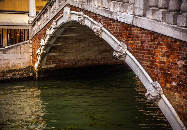 VENECIA, ITALIA - 17 DE AGOSTO DE 2016: Vista sobre el paisaje urbano y el hermoso puente sobre el canal de Venecia el 17 de agosto de 2016 en Venecia, Italia . —  Fotos de Stock