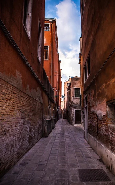 VENECIA, ITALIA - 17 DE AGOSTO DE 2016: Famosos monumentos arquitectónicos y fachadas coloridas de edificios medievales antiguos de cerca el 17 de agosto de 2016 en Venecia, Italia . —  Fotos de Stock