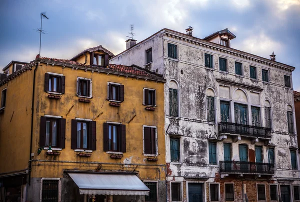 VENECIA, ITALIA - 17 DE AGOSTO DE 2016: Famosos monumentos arquitectónicos y fachadas coloridas de edificios medievales antiguos de cerca el 17 de agosto de 2016 en Venecia, Italia . — Foto de Stock