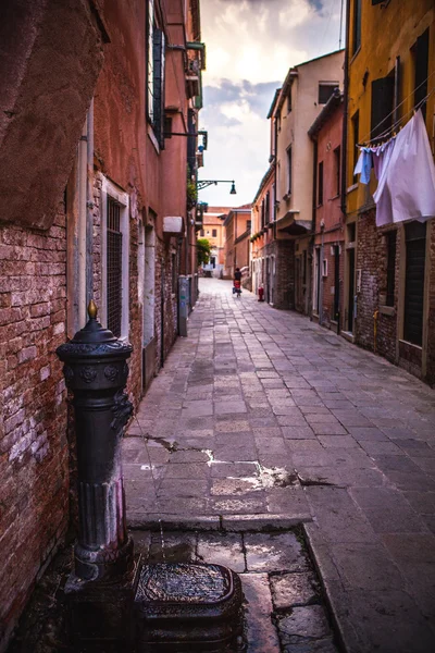 威尼斯，意大利-2016 年 8 月 17 日︰ 著名文化古迹和多彩外墙的老中世纪建筑特写在 2016 年 8 月 17 日在威尼斯，意大利. — 图库照片
