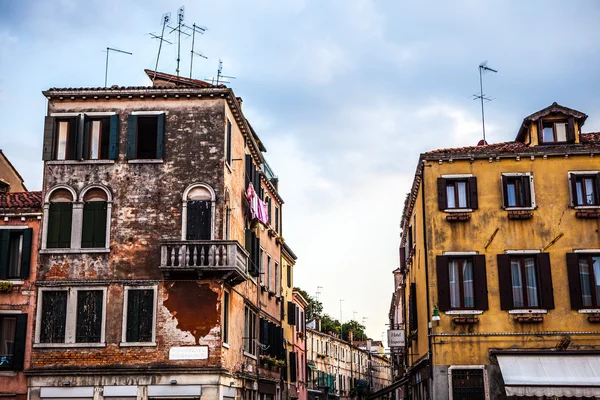 Venice, İtalya - 17 Ağustos 2016: Ünlü mimari anıtları ve renkli cephe eski ortaçağ binaları yakın çekim 17 Ağustos 2016 Venedik, İtalya. — Stok fotoğraf