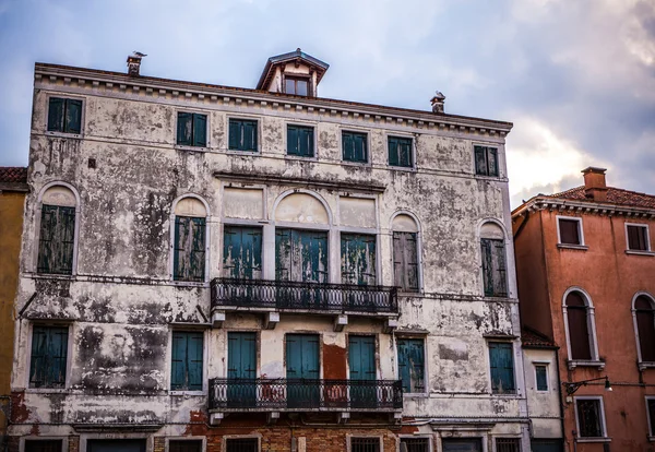 Venice, İtalya - 17 Ağustos 2016: Ünlü mimari anıtları ve renkli cephe eski ortaçağ binaları yakın çekim 17 Ağustos 2016 Venedik, İtalya. — Stok fotoğraf