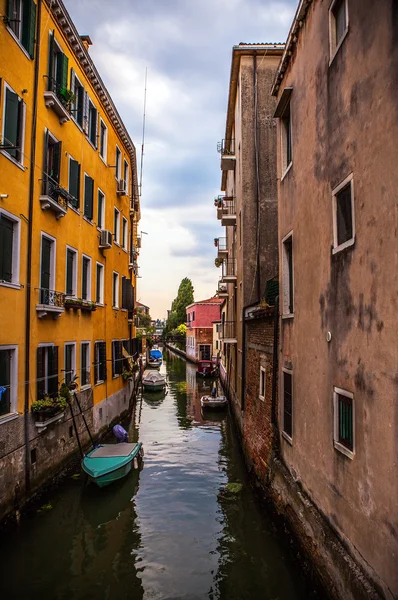 Venice, Olaszország - augusztus 17, 2016: Híres építészeti emlékek és színes homlokzat a régi középkori épületek közelről 2016. augusztus 17., Velence, Olaszország. — Stock Fotó