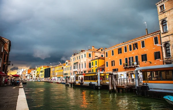VENECIA, ITALIA - 19 DE AGOSTO DE 2016: Coloridas fachadas de edificios medievales antiguos contra nubes de tormenta dramáticas un día antes de que ocurrieran terremotos en el país el 19 de agosto de 2016 en Venecia, Italia . — Foto de Stock