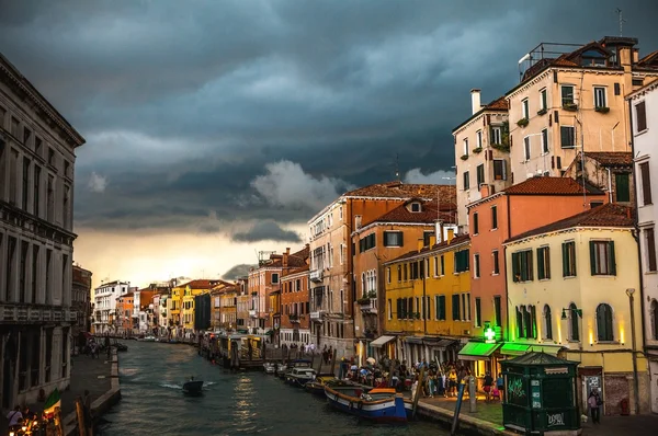 Venice, Olaszország - 2016. augusztus 19.: Színes homlokzatok a régi középkori épületek ellen drámai vihar felhők a nap előtt bekövetkezett földrengések az országban a 2016. augusztus 19., Velence, Olaszország. — Stock Fotó