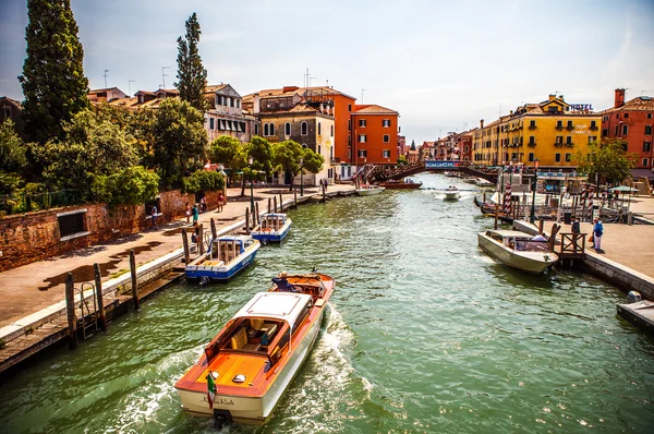 VENISE, ITALIE - 17 AOÛT 2016 : Bateau de taxi brun rétro sur l'eau à Venise le 17 août 2016 à Venise, Italie . — Photo