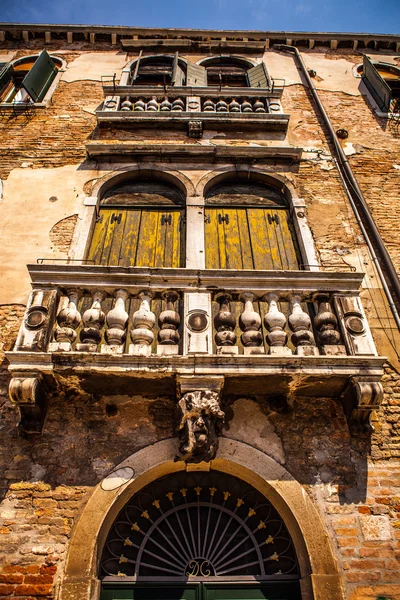 Venice, İtalya - 17 Ağustos 2016: Ünlü mimari anıtları ve renkli cephe eski ortaçağ binaları yakın çekim 17 Ağustos 2016 Venedik, İtalya. — Stok fotoğraf