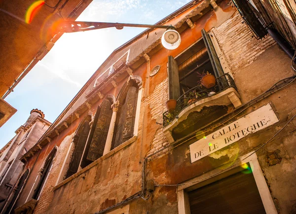 VENECIA, ITALIA - 17 DE AGOSTO DE 2016: Famosos monumentos arquitectónicos y fachadas coloridas de edificios medievales antiguos de cerca el 17 de agosto de 2016 en Venecia, Italia . — Foto de Stock