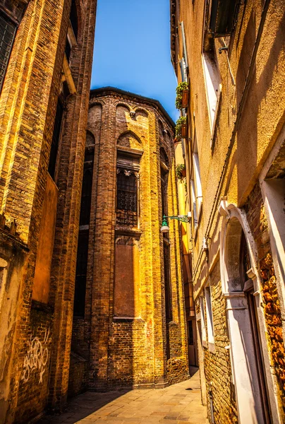 VENICE, ITÁLIA - AGOSTO 17, 2016: Famosos monumentos arquitetônicos e fachadas coloridas de antigos edifícios medievais close-up em 17 de agosto de 2016 em Veneza, Itália . — Fotografia de Stock