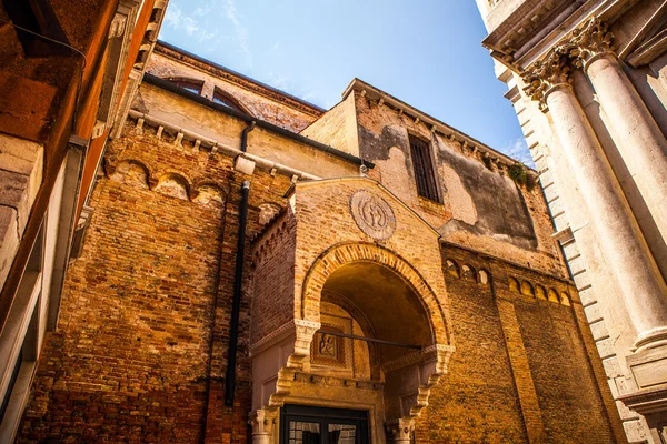 VENICE, ITALY - AUGUST 17, 2016: Famous architectural monuments and colorful facades of old medieval buildings close-up on August 17, 2016 in Venice, Italy. — Stock Photo, Image