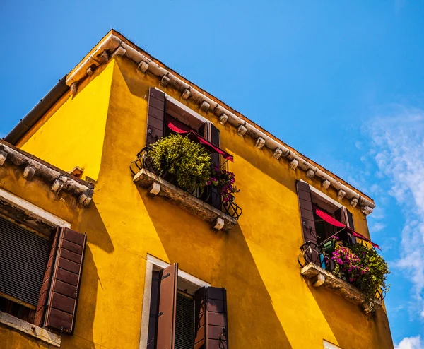 VENICE, ITÁLIA - AGOSTO 17, 2016: Famosos monumentos arquitetônicos e fachadas coloridas de antigos edifícios medievais close-up em 17 de agosto de 2016 em Veneza, Itália . — Fotografia de Stock
