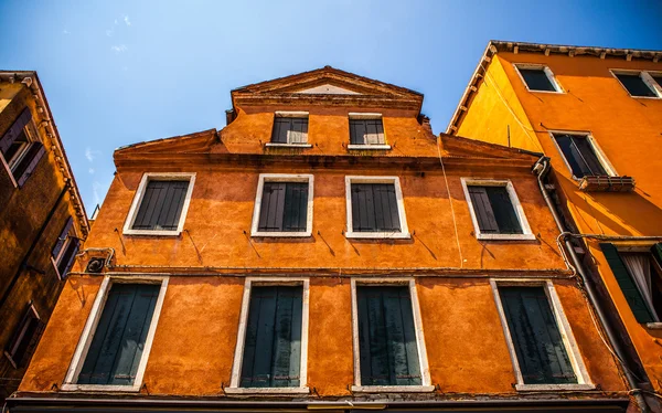 VENECIA, ITALIA - 17 DE AGOSTO DE 2016: Famosos monumentos arquitectónicos y fachadas coloridas de edificios medievales antiguos de cerca el 17 de agosto de 2016 en Venecia, Italia . — Foto de Stock