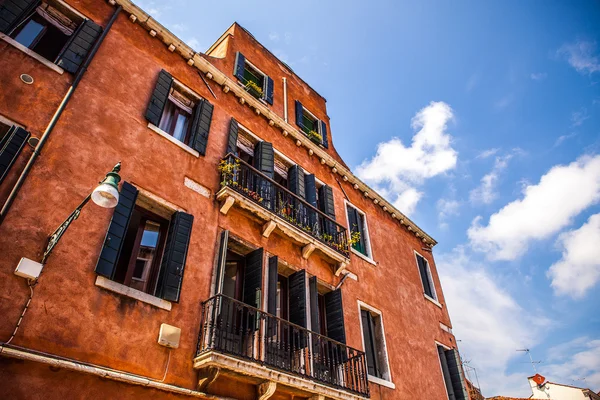 VENECIA, ITALIA - 17 DE AGOSTO DE 2016: Famosos monumentos arquitectónicos y fachadas coloridas de edificios medievales antiguos de cerca el 17 de agosto de 2016 en Venecia, Italia . — Foto de Stock