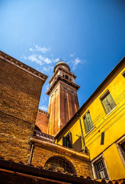 ヴェネツィア, イタリア - 2016 年 8 月 17 日: 有名な建築モニュメントとヴェネツィア、イタリアで 2016 年 8 月 17 日の古い中世の建物のクローズ アップのカラフルなファサード. — ストック写真