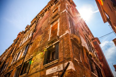 Venice, İtalya - 17 Ağustos 2016: Ünlü mimari anıtları ve renkli cephe eski ortaçağ binaları yakın çekim 17 Ağustos 2016 Venedik, İtalya.