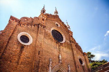 Venice, İtalya - 17 Ağustos 2016: Ünlü mimari anıtları ve renkli cephe eski ortaçağ binaları yakın çekim 17 Ağustos 2016 Venedik, İtalya.
