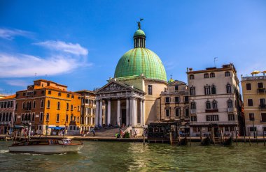 Venice, İtalya - 17 Ağustos 2016: Görünüm üzerinde 17 Ağustos 2016 Venedik, İtalya Grand Canal'da cityscape.