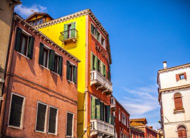 Venice, İtalya - 17 Ağustos 2016: Ünlü mimari anıtları ve renkli cephe eski ortaçağ binaları yakın çekim 17 Ağustos 2016 Venedik, İtalya.