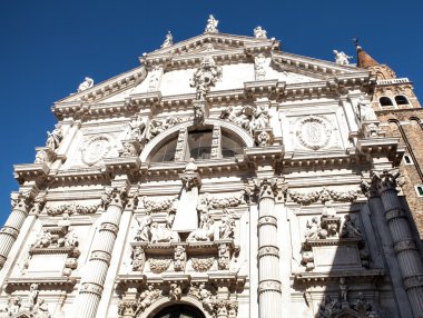 Venice, İtalya - 17 Ağustos 2016: Ünlü mimari anıtları ve renkli cephe eski ortaçağ binaları yakın çekim 17 Ağustos 2016 Venedik, İtalya.