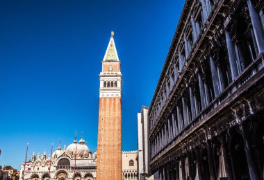 Venice, İtalya - 18 Ağustos 2016: Piazza San Marco Marco Bazilikası ve 18 Ağustos 2016 çan kulesi, St Mark's Campanile (Campanile di San Marco) yakın çekim Venedik, İtalya.