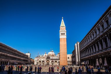 Venice, İtalya - 18 Ağustos 2016: Piazza San Marco Marco Bazilikası ve 18 Ağustos 2016 çan kulesi, St Mark's Campanile (Campanile di San Marco) yakın çekim Venedik, İtalya.