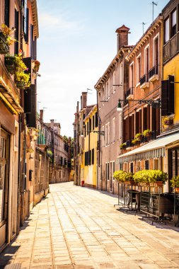 Venice, İtalya - 18 Ağustos 2016: Ünlü mimari anıtları ve renkli cephe eski ortaçağ binaları yakın çekim 18 Ağustos 2016 Venedik, İtalya.