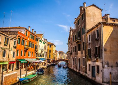 Venice, İtalya - 18 Ağustos 2016: Ünlü mimari anıtları ve renkli cephe eski ortaçağ binaları yakın çekim 18 Ağustos 2016 Venedik, İtalya.