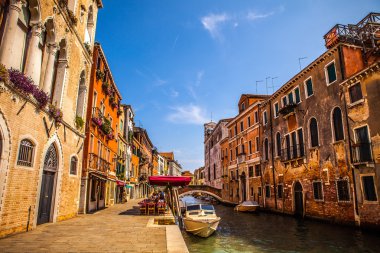 Venice, İtalya - 18 Ağustos 2016: Ünlü mimari anıtları ve renkli cephe eski ortaçağ binaları yakın çekim 18 Ağustos 2016 Venedik, İtalya.
