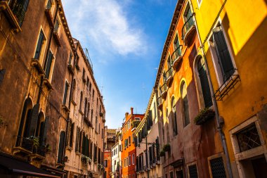 Venice, İtalya - 18 Ağustos 2016: Ünlü mimari anıtları ve renkli cephe eski ortaçağ binaları yakın çekim 18 Ağustos 2016 Venedik, İtalya.