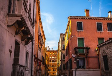 Venice, İtalya - 18 Ağustos 2016: Ünlü mimari anıtları ve renkli cephe eski ortaçağ binaları yakın çekim 18 Ağustos 2016 Venedik, İtalya.