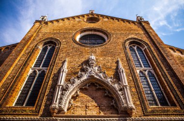 Venice, İtalya - 18 Ağustos 2016: Ünlü mimari anıtları ve renkli cephe eski ortaçağ binaları yakın çekim 18 Ağustos 2016 Venedik, İtalya.