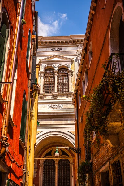 Venice, İtalya - 17 Ağustos 2016: Ünlü mimari anıtları ve renkli cephe eski ortaçağ binaları yakın çekim 17 Ağustos 2016 Venedik, İtalya. — Stok fotoğraf